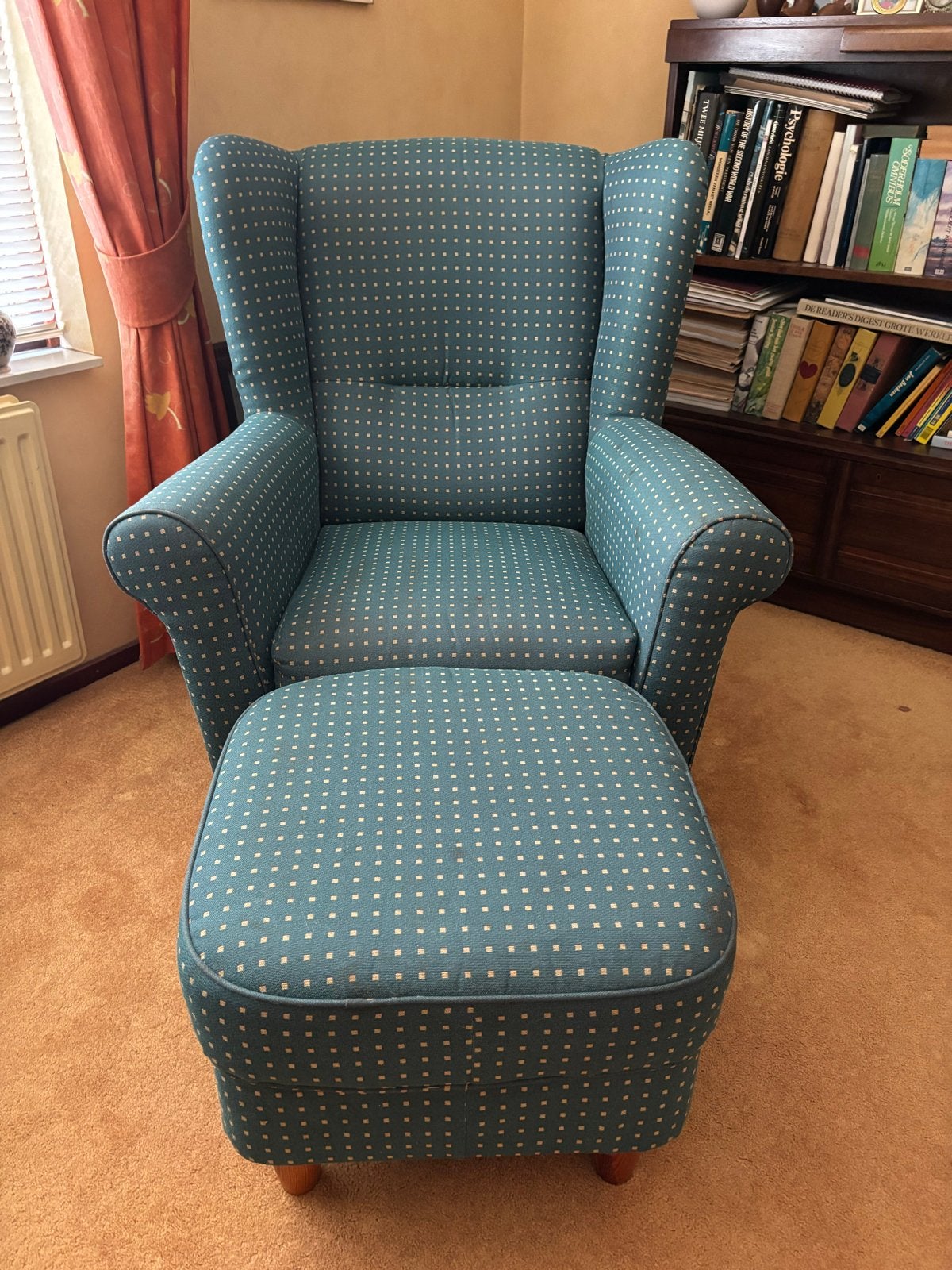 Twee Vintage Leunstoelen, een met Voetenbankje, Ophalen, Gebruikt, Stof, 75 tot 100 cm