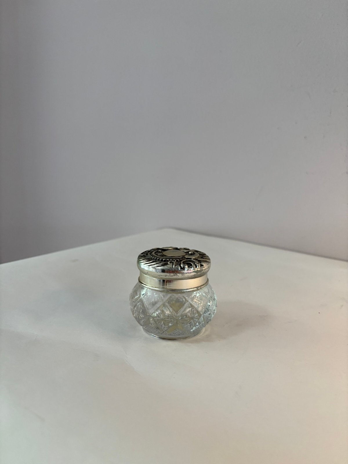 Vintage Avon kristallen parfumfles verzilverde dop, Verzamelen, Parfumverzamelingen, Gebruikt, Verzenden, *, *