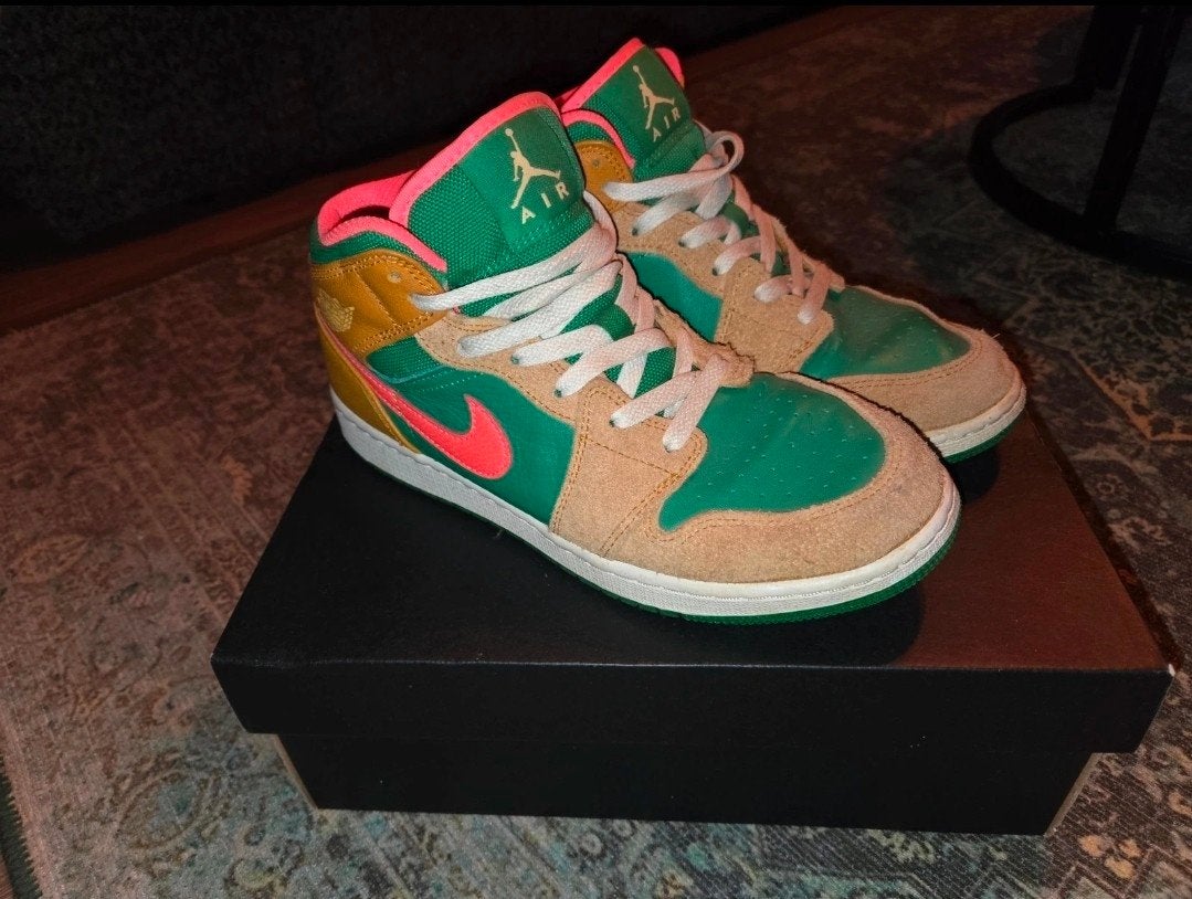 Nike Air Jordan 1 Mid Wheat Watermelon - Maat 39, Kleding | Dames, Schoenen, Nike Air Jordan, Nieuw, Ophalen of Verzenden, Sneakers of Gympen
