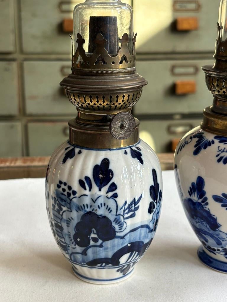 Delfts Blauwe olielamp, messing brander, glazen schoorsteen., Ophalen of Verzenden