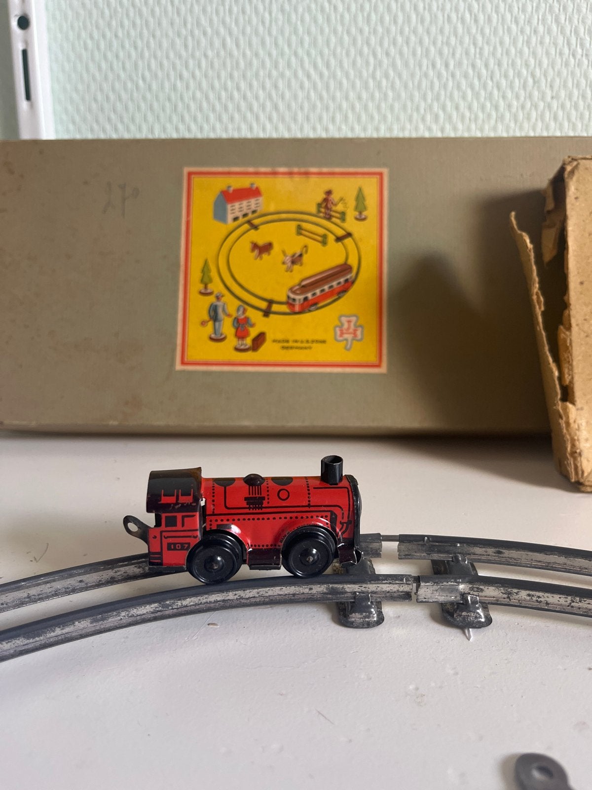 Ouderwetse blikken trein met spoor en doos, Ophalen of Verzenden, Gebruikt, Trein, Schaalmodel