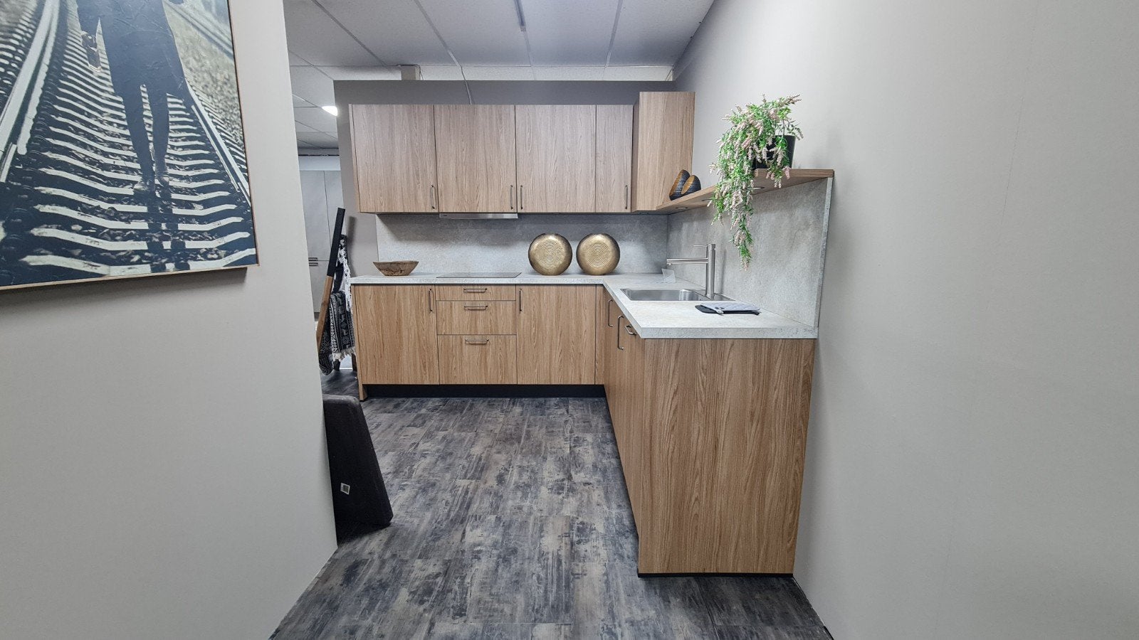Showroomkeuken in hoekopstelling met houtlook front, Bruin, Hoekkeuken, Nieuw, Kunststof