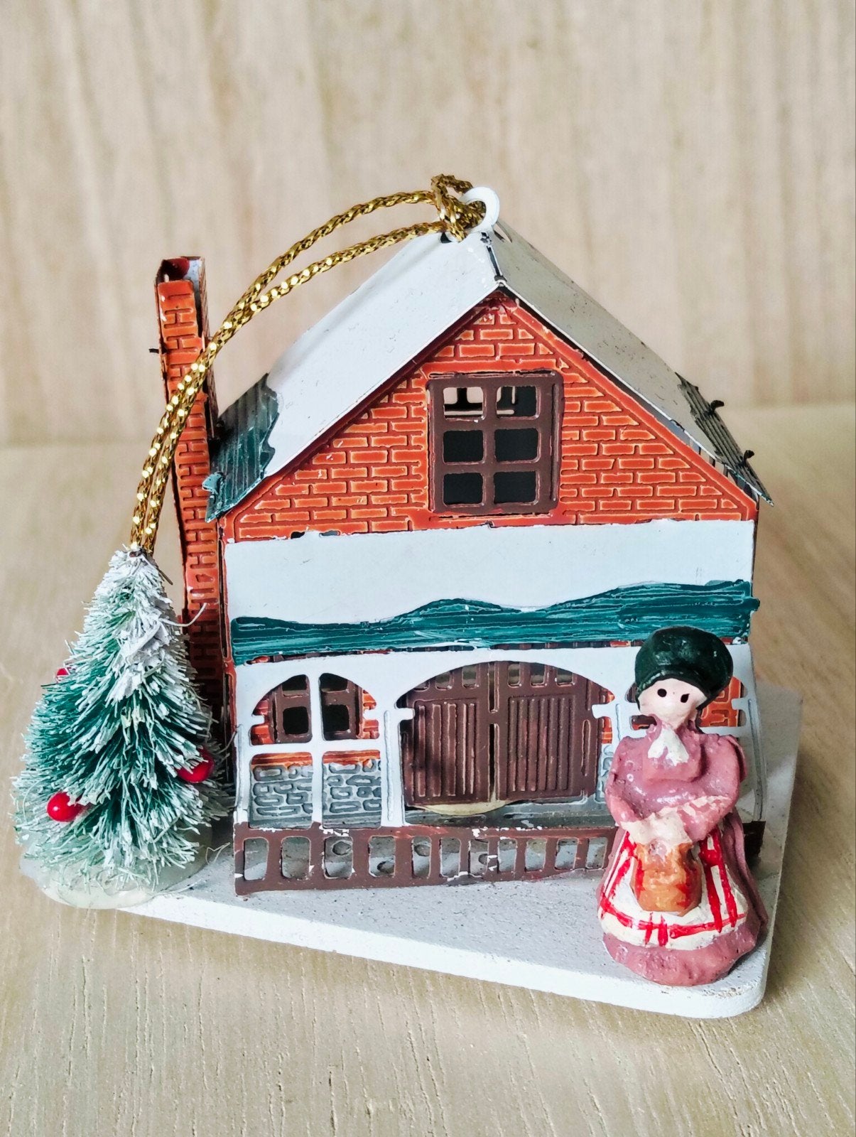 Vintage kerstversiering metalen kersthuisje - Tin Litho, Diversen, Kerst, Ophalen of Verzenden, Gebruikt