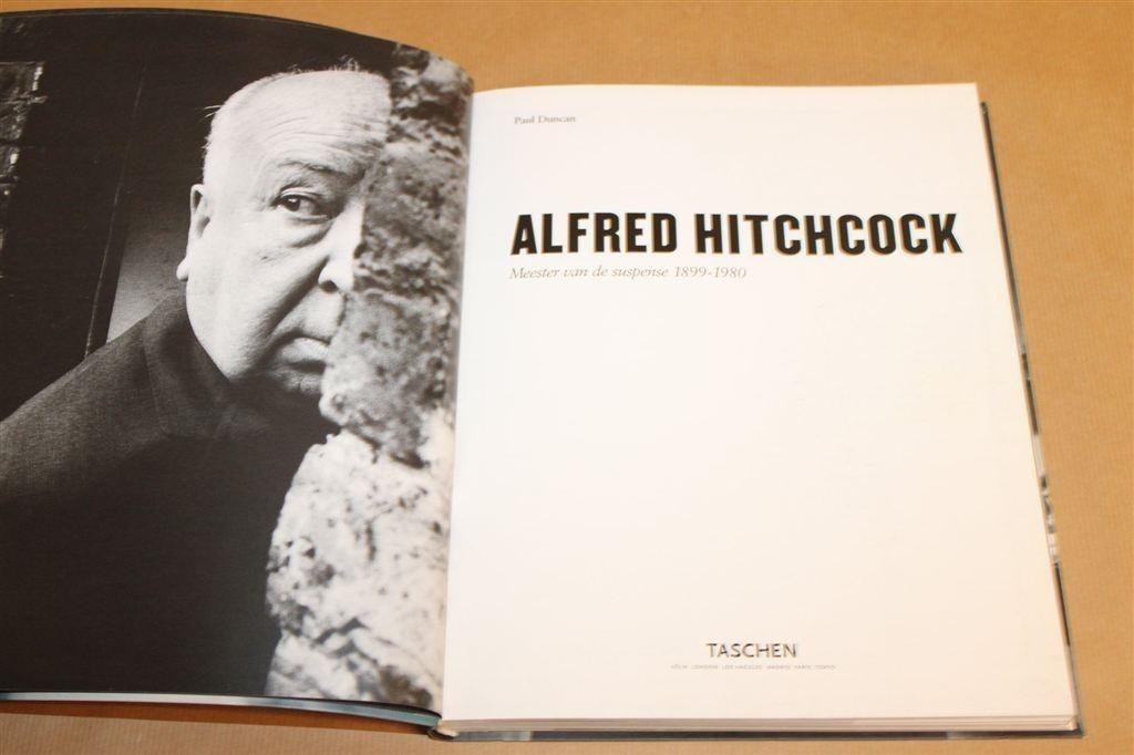 Alfred Hitchcock — Compleet Overzicht van al zijn Films, Ophalen of Verzenden, Zo goed als nieuw, Filmspecifiek