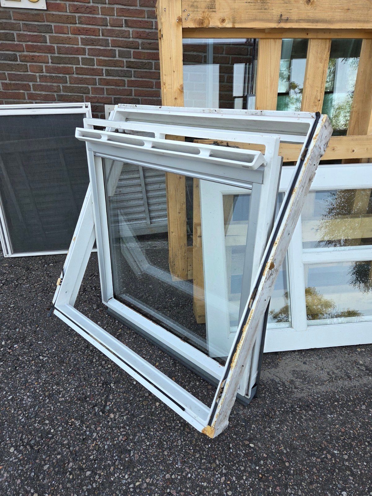 Velux Kunststof Dakraam met Kantelfunctie en Verduistering, Ophalen