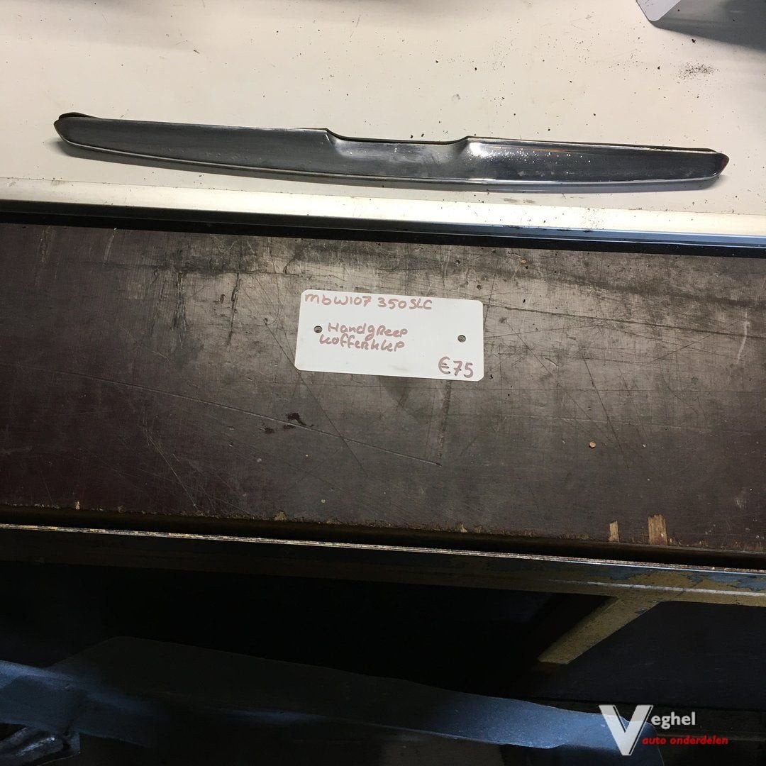 Mercedes W107 350 SLC  Kofferbaklijst /  Greep, Gebruikt, -, -, Ophalen of Verzenden