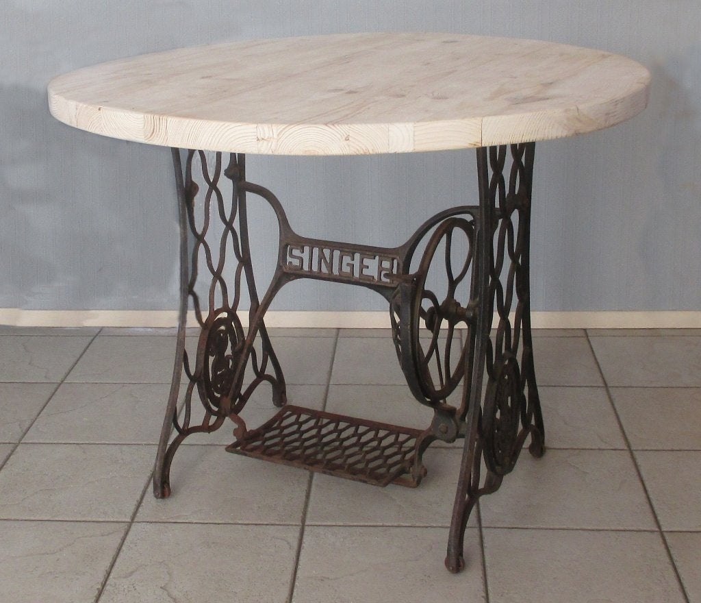 Ronde Tafel, houten tafelblad. SINGER naaimachine onderstel., Ophalen, 50 tot 100 cm, Rond, Nieuw