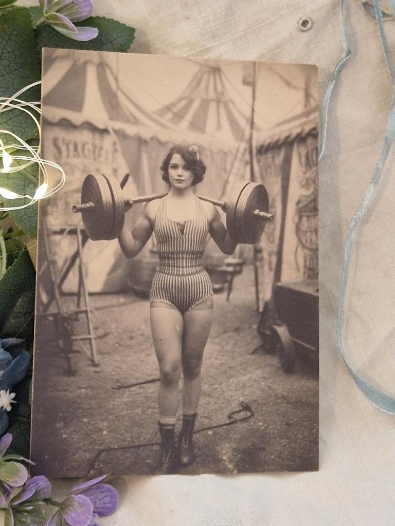Ansichtkaart- oude foto. "Circus- gewichthefster"., Verzenden, Nieuw, Papier/karton