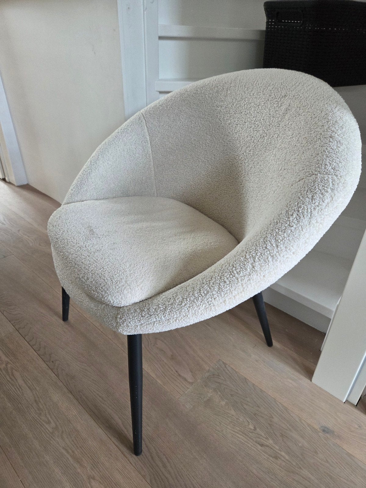 Crèmekleurige teddy fauteuil met zwarte poten, Huis en Inrichting, Ophalen, Modern, Teddy, Bouclé, Gebruikt, Wit