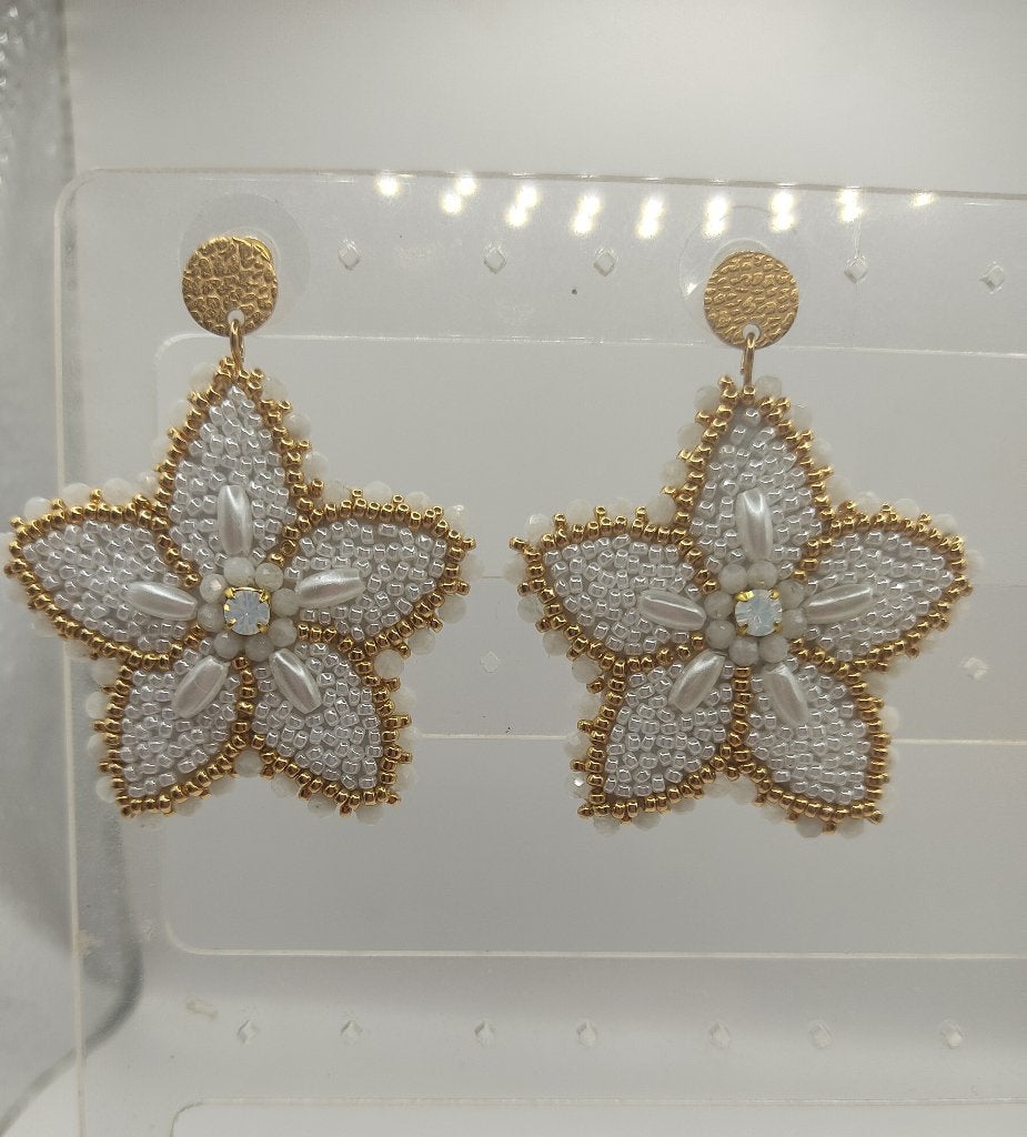 By Sabrina: unieke handgemaakte oorbellen, bloem wit/goud, Overige materialen, Hangers, Met edelsteen, Wit