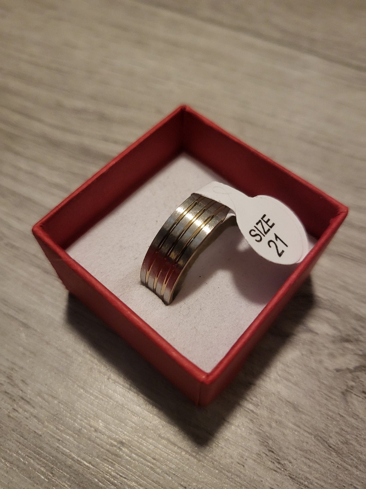 Nieuwe ring, maat 21, zilverkleurig met goudkleurige strepen, 20 of groter, IJzer of Staal, Nieuw, Ophalen of Verzenden