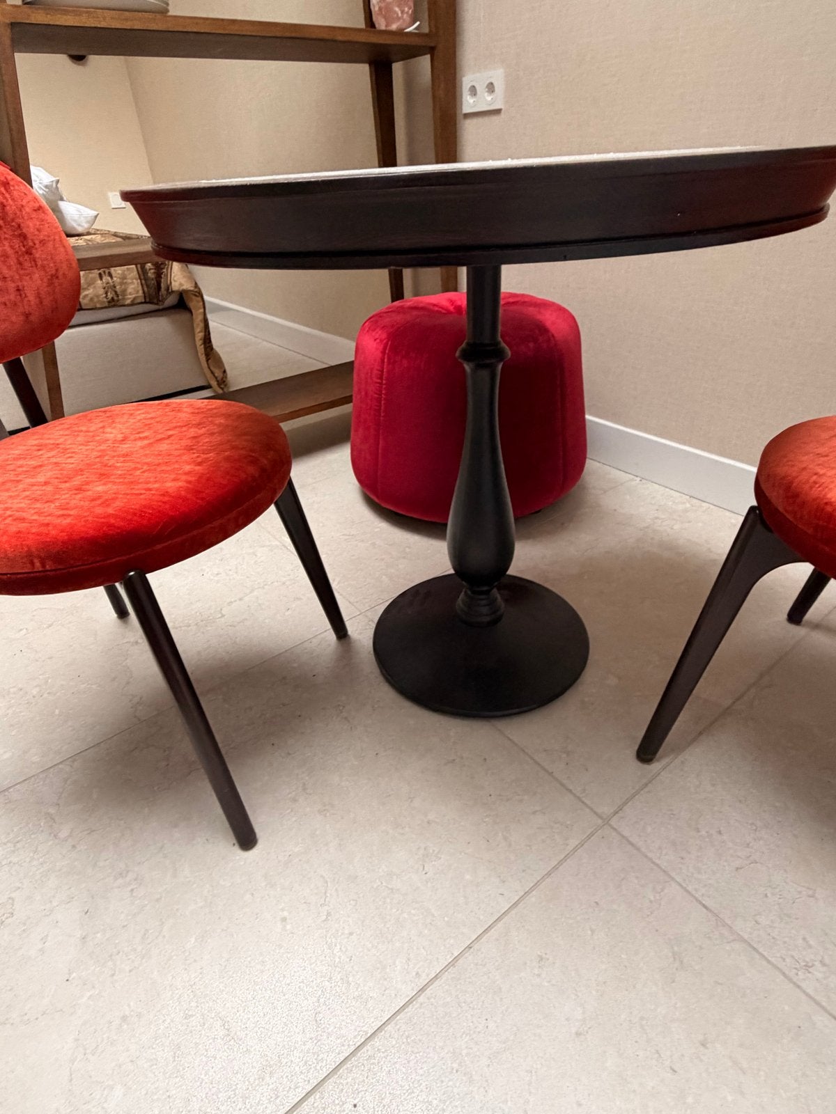 Satelliet Meubels: Tafel marmer look, Stoelen & Poef horeca, Ophalen, Gebruikt, Twee, Rood