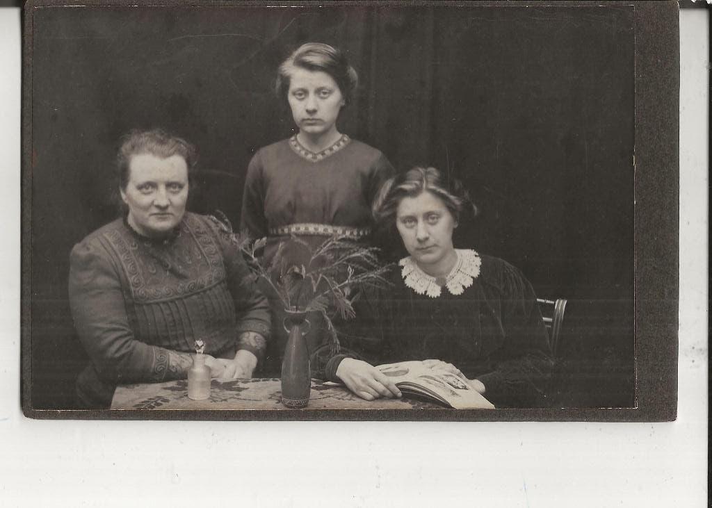Delft Drie Dames aan de tafel Kabinetsfoto, Ophalen of Verzenden, Voor 1920, Ongelopen, Zuid-Holland