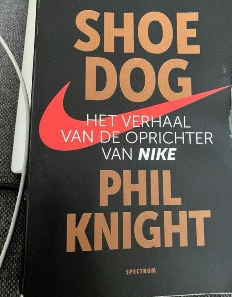 Boek Shoe Dog - Het verhaal van oprichter NIKE Phil Knight, Boeken, Ophalen of Verzenden, Zo goed als nieuw