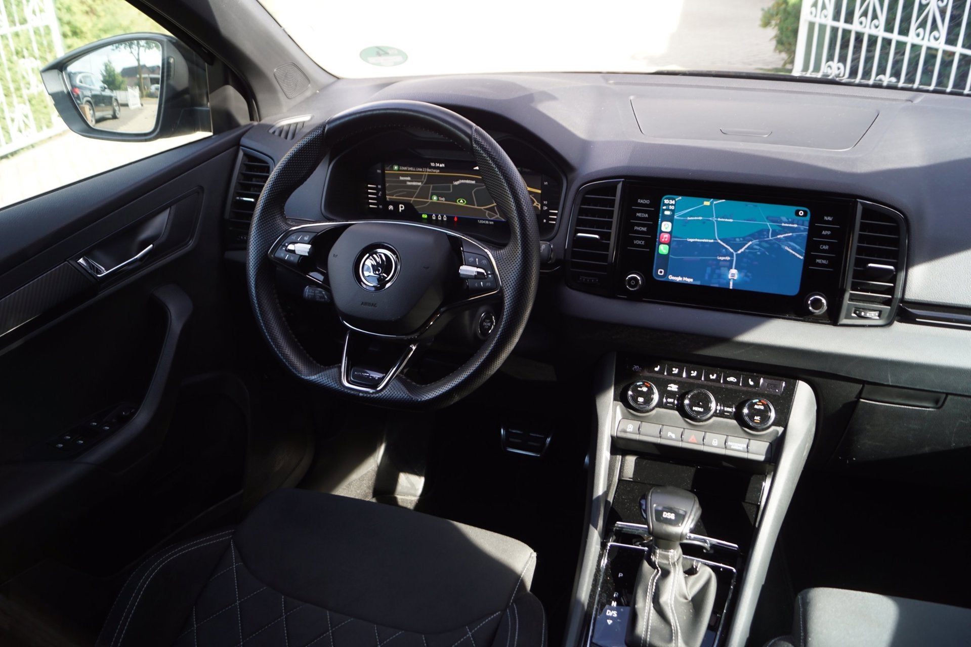 Skoda Karoq 1.5 TSI ACT Sportline Business Autom Sportst Sto, Auto's, Dealer onderhouden, 4 cilinders, Alcantara, Karoq