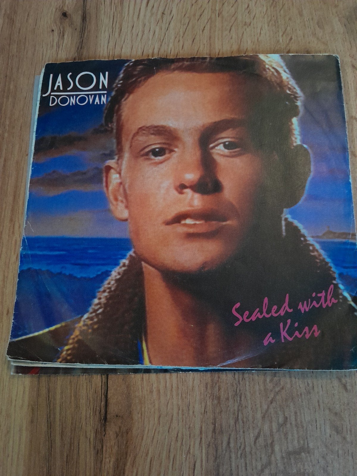 jason donovan 7inch sealed with & kiss, Ophalen of Verzenden, Zo goed als nieuw, Pop