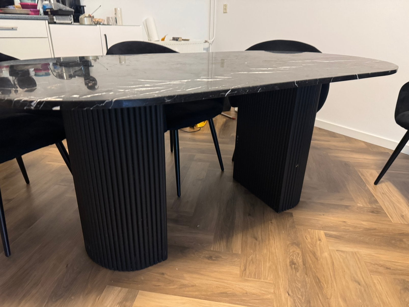 Luxe natuurstenen/marmeren eettafel + 6 zwarte stoelen, Huis en Inrichting, Ophalen, Zo goed als nieuw, Rond, 200 cm of meer