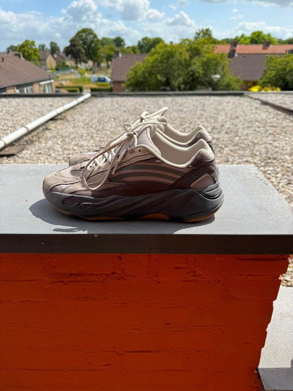 Adidas Yeezy Boost 700 V2 Tephra - Maat 46, Kleding | Heren, Schoenen, Ophalen of Verzenden, Zo goed als nieuw, Bruin, Sneakers of Gympen
