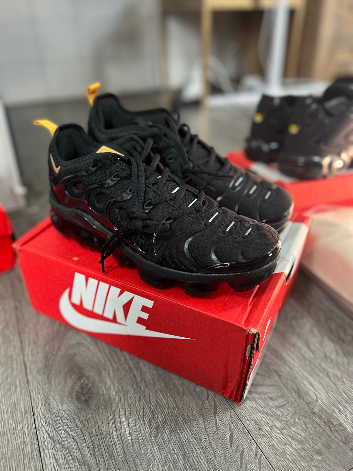 Nike Vapormax Plus Zwart - Zo goed als nieuw, Ophalen of Verzenden, Zo goed als nieuw, Zwart, Sneakers of Gympen