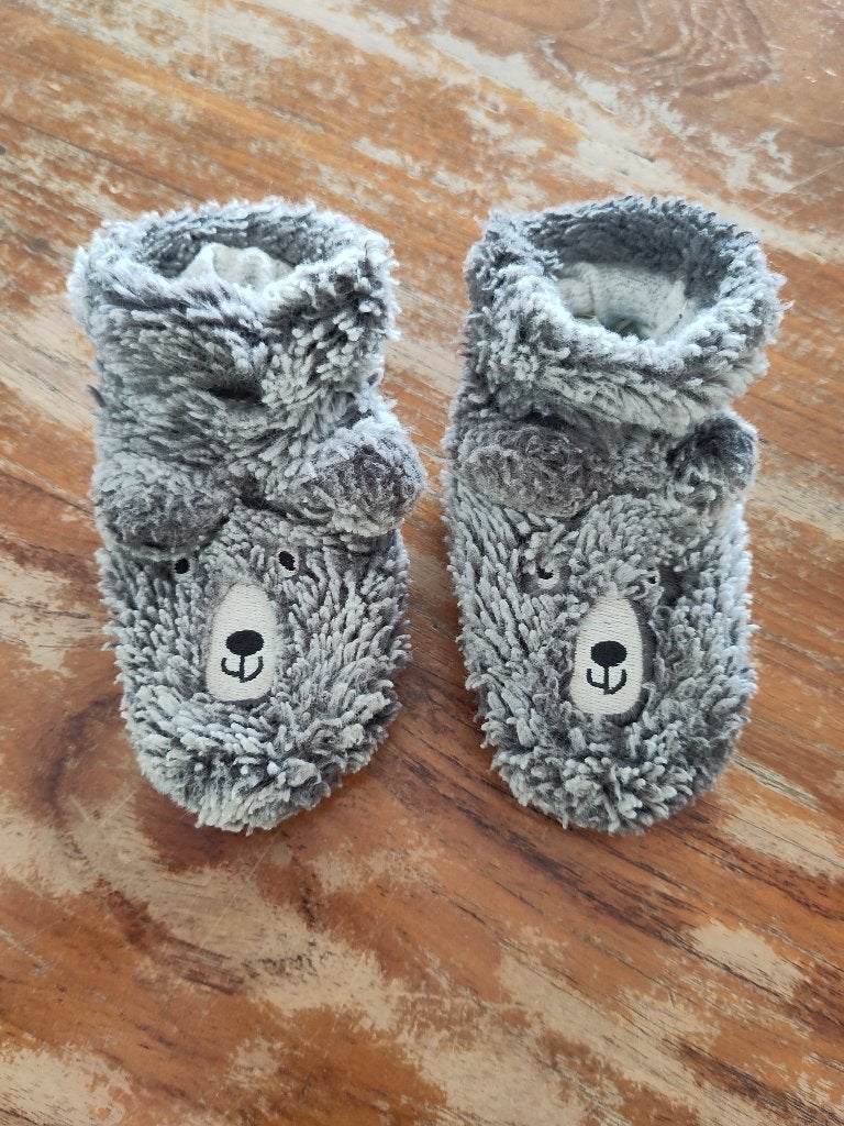 Donkergrijze slofjes beer Hema 9-18 maanden, Kinderen en Baby's, Babykleding | Schoentjes en Sokjes, Zo goed als nieuw, Jongetje of Meisje