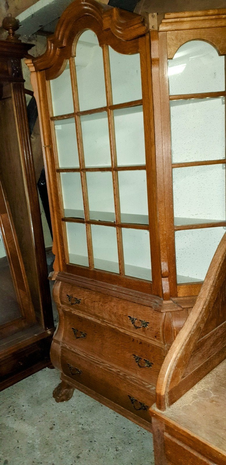 Klassieke eikenhouten buikkast met vitrine, Ophalen