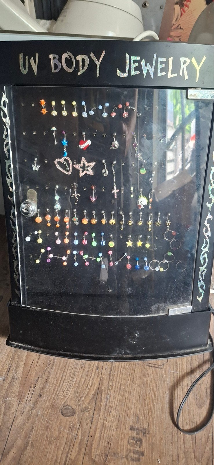 Piercings en tunnels en wat balletjes op display, Ophalen, Gebruikt