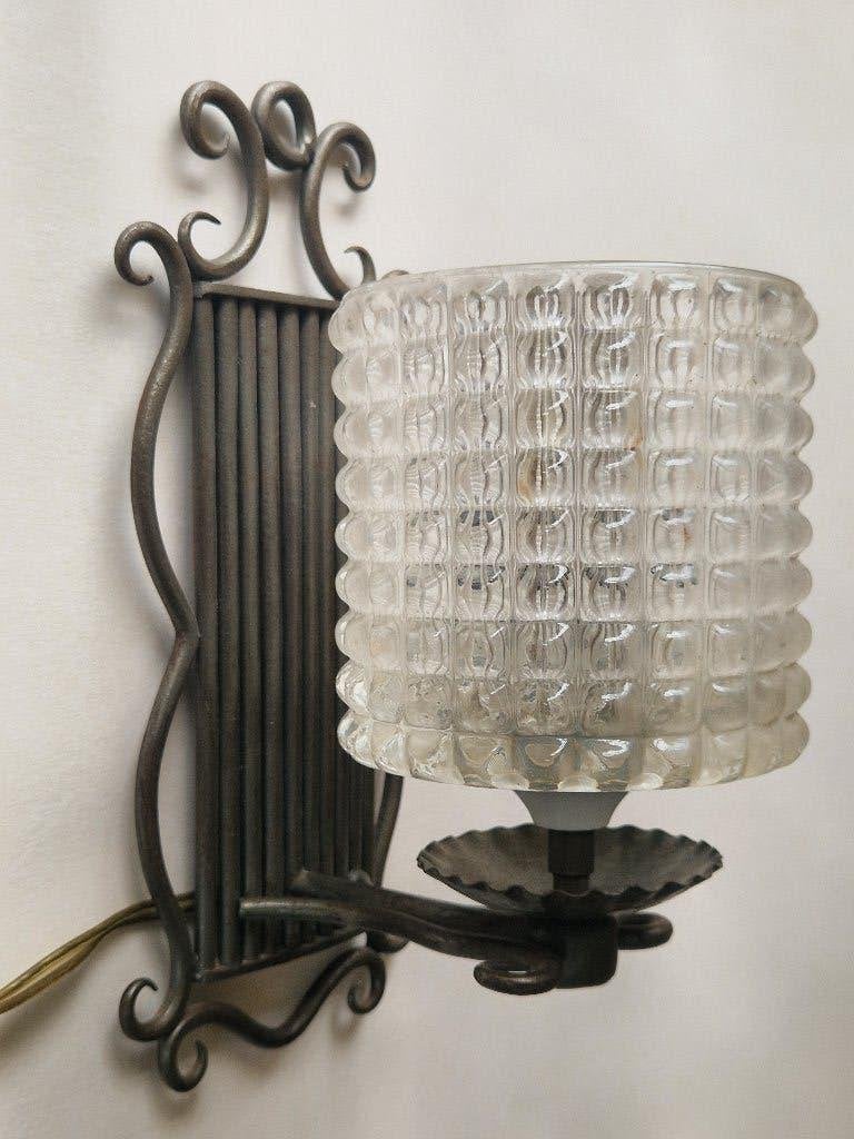 Vintage wandlampje met metalen frame en glazen kap., Ophalen of Verzenden