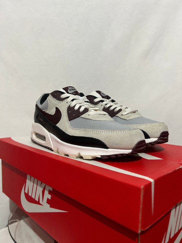 ALS NIEUW! Maat 42 - Nike Air Max 90 Burgundy Crush, Kleding | Heren, Schoenen, Overige kleuren, Verzenden, Nike, Nike
