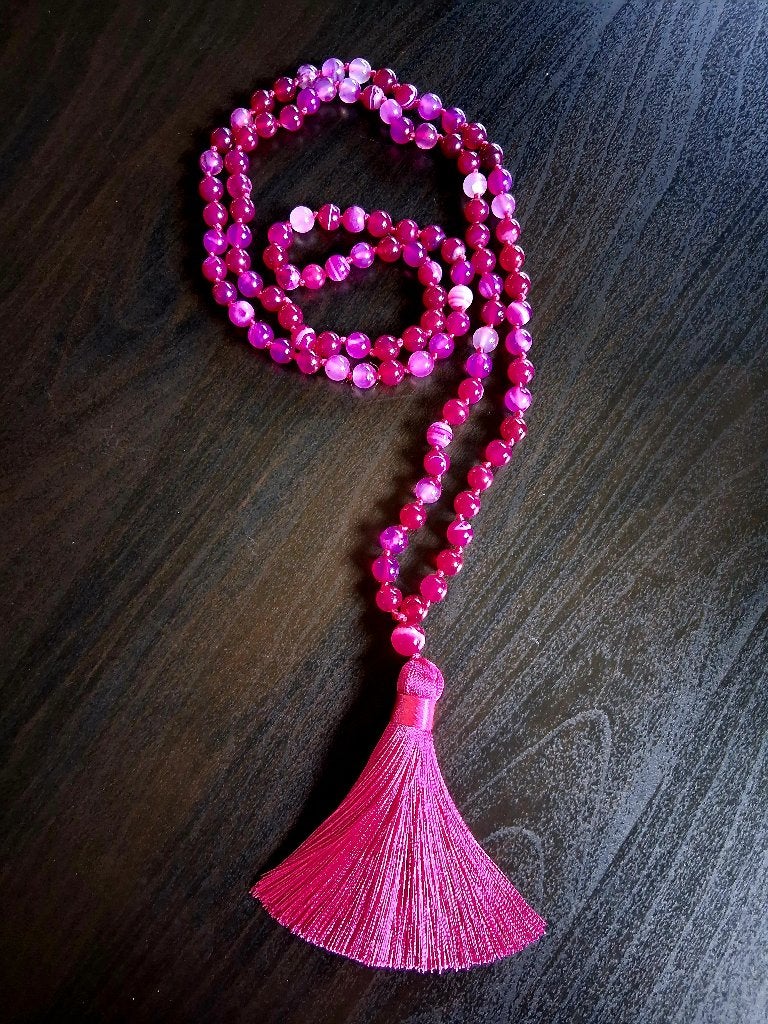 Boho japa mala ketting magenta roze kralen en kwastje, Ophalen of Verzenden, Nieuw, Roze, Overige materialen