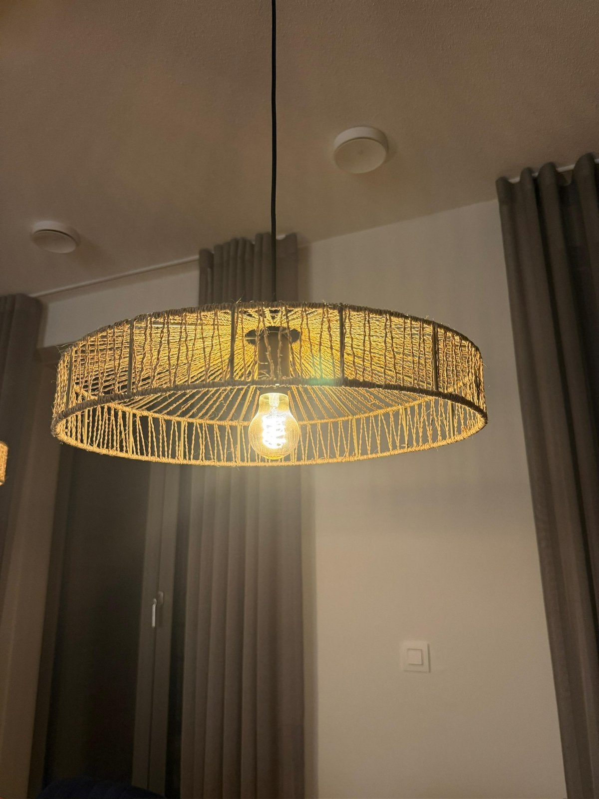 Rotan hanglampen met zwarte balk - Set van 2, Huis en Inrichting, Ophalen, Zo goed als nieuw