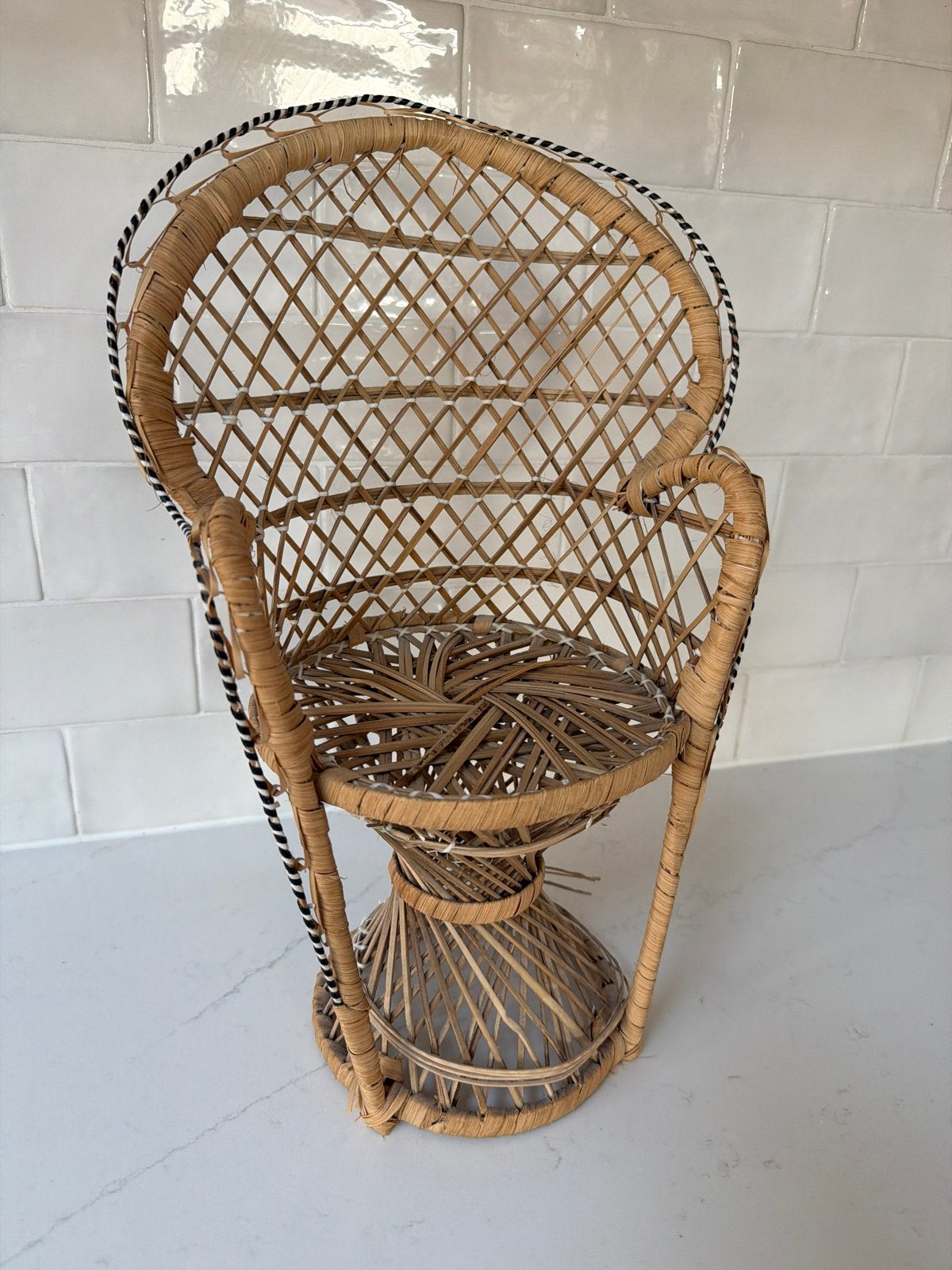 Vintage rotan (pauwen) stoel voor poppen of planten, Ophalen of Verzenden, Gebruikt, Overige typen