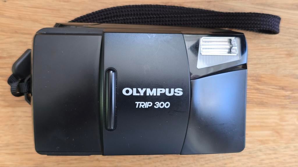 Olympus TRIP 300 Analoge Kleinbeeldcamera met hoesje, Ophalen, Compact, Olympus