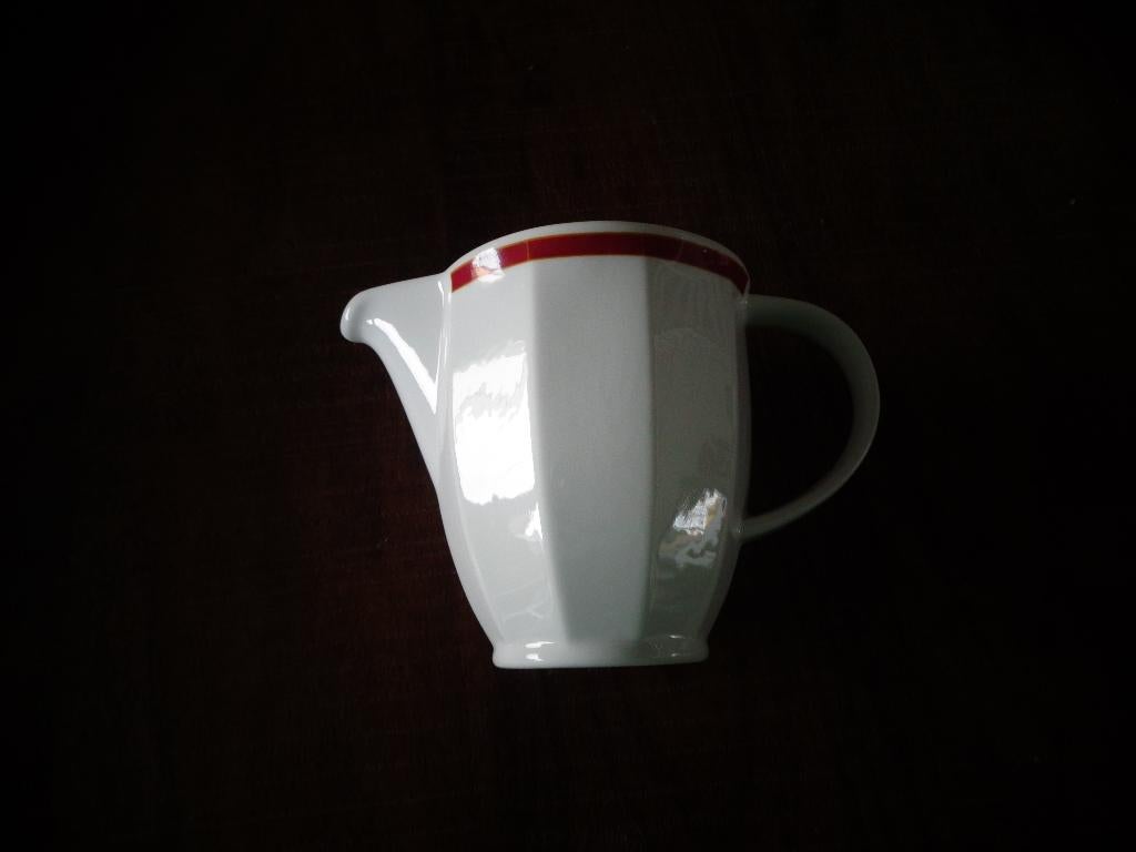 Villeroy & Boch melkkan, Varia-Red, wit met rode rand, Overige typen, Ophalen of Verzenden, Zo goed als nieuw, Overige stijlen