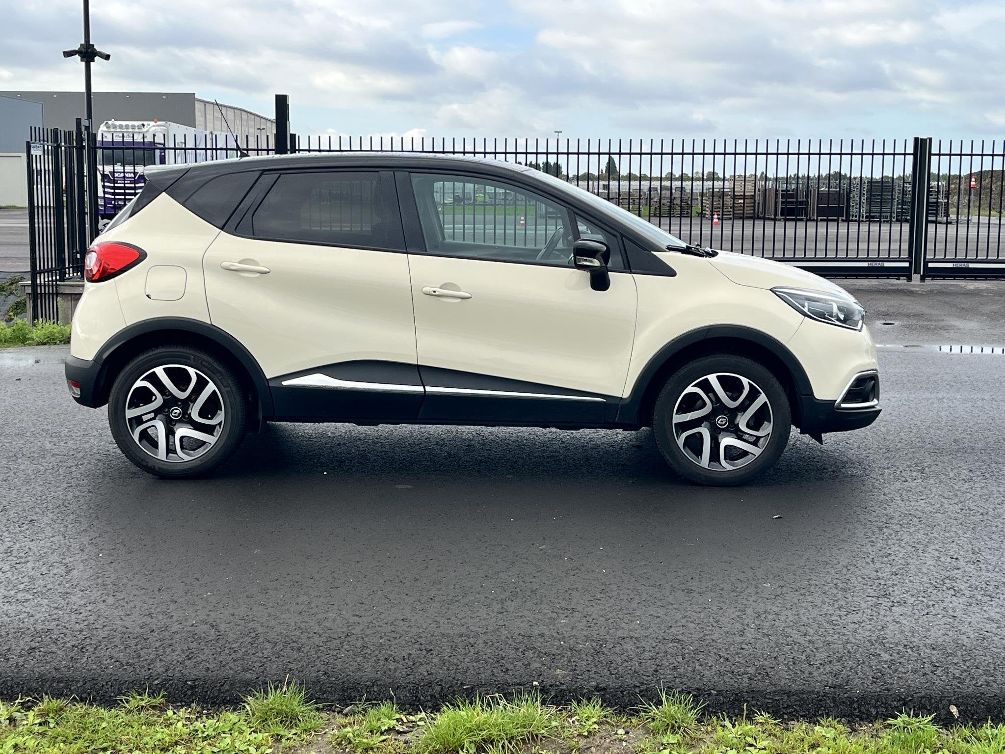 Foto 6 van Renault Captur 1.2 TCe Xmod Clima, cruise, stoelverwarming,