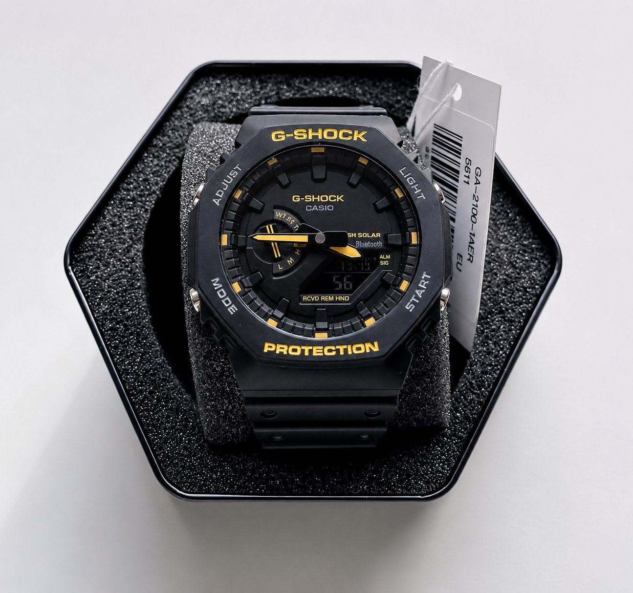 G-Shock GA-2100 - Zwart met gele details, Sieraden, Tassen en Uiterlijk, Horloges | Heren, Ophalen of Verzenden, Nieuw, Kunststof