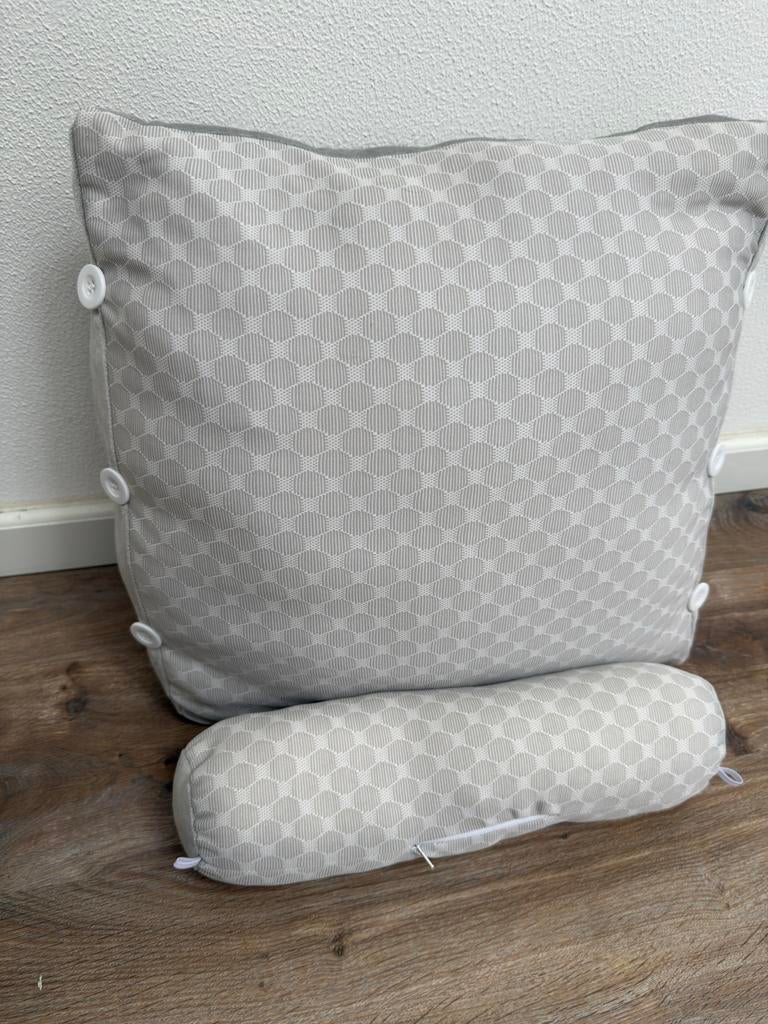 Decoratief kussen met rolkussen - Grijs patroon, Huis en Inrichting, Woonaccessoires | Kussens, Ophalen, Nieuw, Grijs, Vierkant