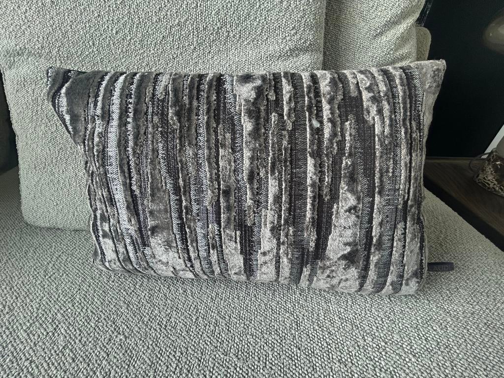 Claudi kussen velvet grey, Huis en Inrichting, Woonaccessoires | Kussens, Ophalen of Verzenden, Zo goed als nieuw, Grijs, Overige vormen