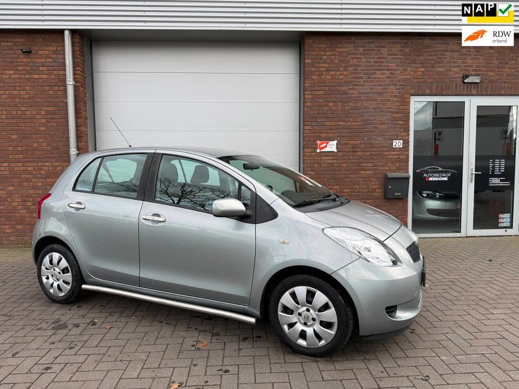 Toyota Yaris 1.3 VVTi Sol|AIRCO|NIEUWE APK|APPLE CARPLAY, Auto's, Voorwielaandrijving, Stof, Zwart, 4 cilinders