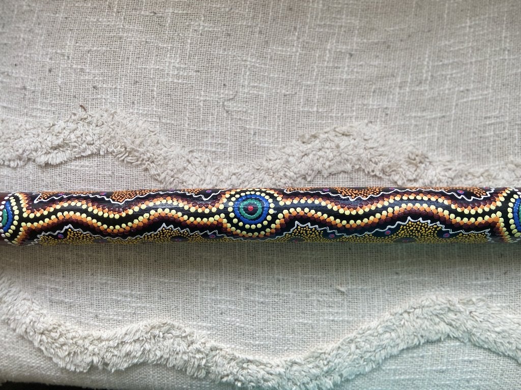 Didgeridoo met handgeschilderd Aboriginal art 119cm x 17cm, Muziek en Instrumenten, Blaasinstrumenten | Didgeridoos, Ophalen of Verzenden
