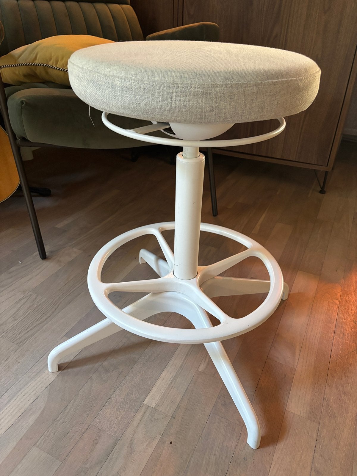 Ikea Lidkullen zit/stakruk, bureaustoel beige  izgs, Ophalen, Zo goed als nieuw, Beige, Bureaukruk