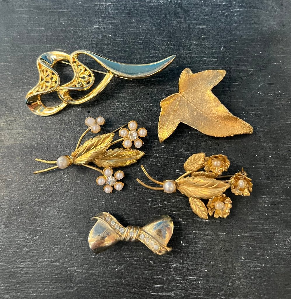 Vintage goudkleurig vergulde sieraden Franse broches strass, Ophalen of Verzenden, Overige materialen, Broche