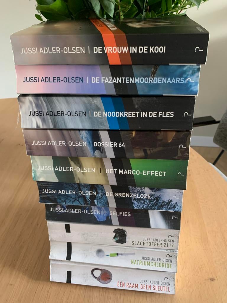 10 boeken serie Q van Jussi Adler Olsen zeer goed, Ophalen of Verzenden, Zo goed als nieuw