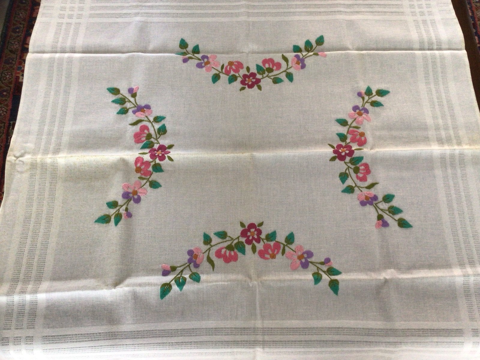 Geborduurde tafelloper met bloemenpatroon, Ophalen, Zo goed als nieuw, Handborduren, Overige typen