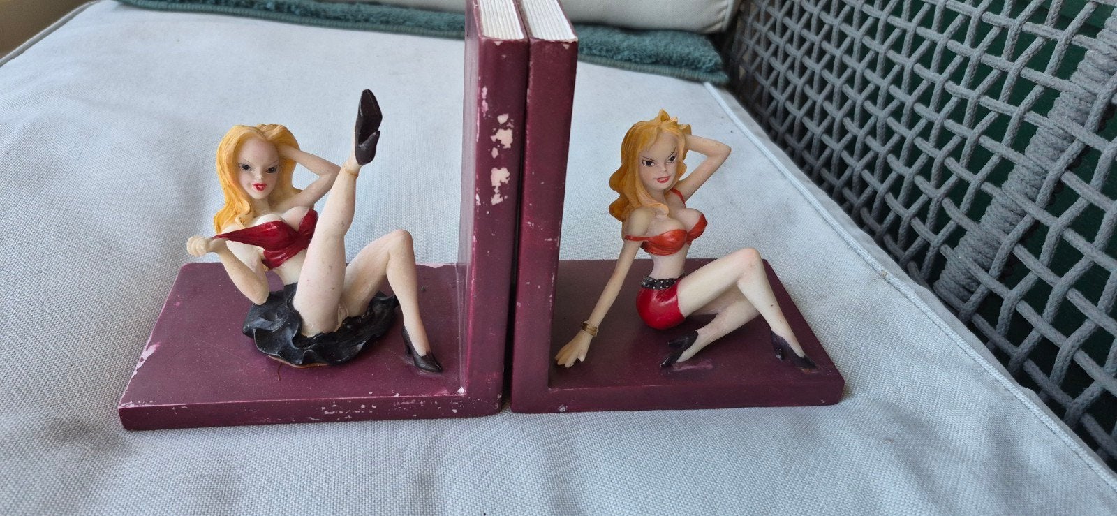Rooie Oortjes Pin-up Boekensteunen - Polyresin, Ophalen