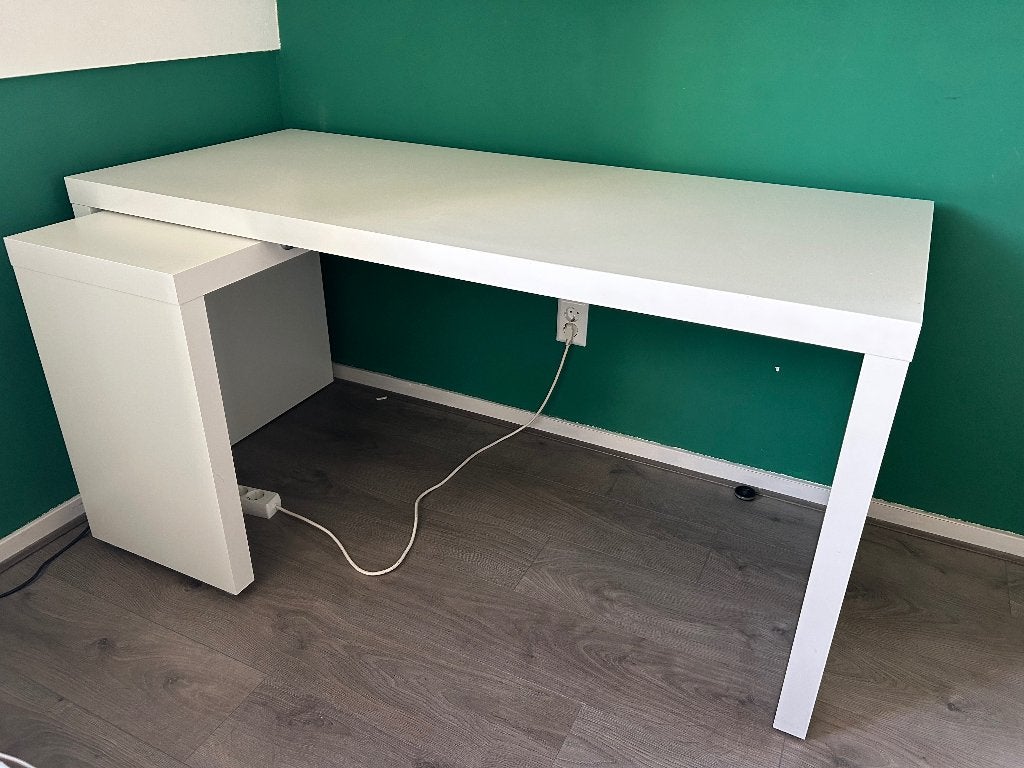 Malm wit bureau met uitschuifbaar werkblad, Ophalen, Demontabel, Gebruikt, Spaanplaat of MDF