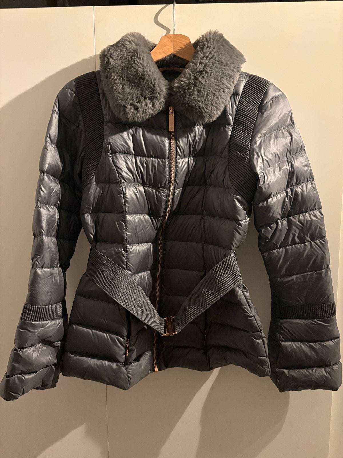 Ted Baker gewatteerde jas met bontkraag(nep), maat 0, Kleding | Dames, Ophalen, Zo goed als nieuw, Maat 34 (XS) of kleiner, Grijs