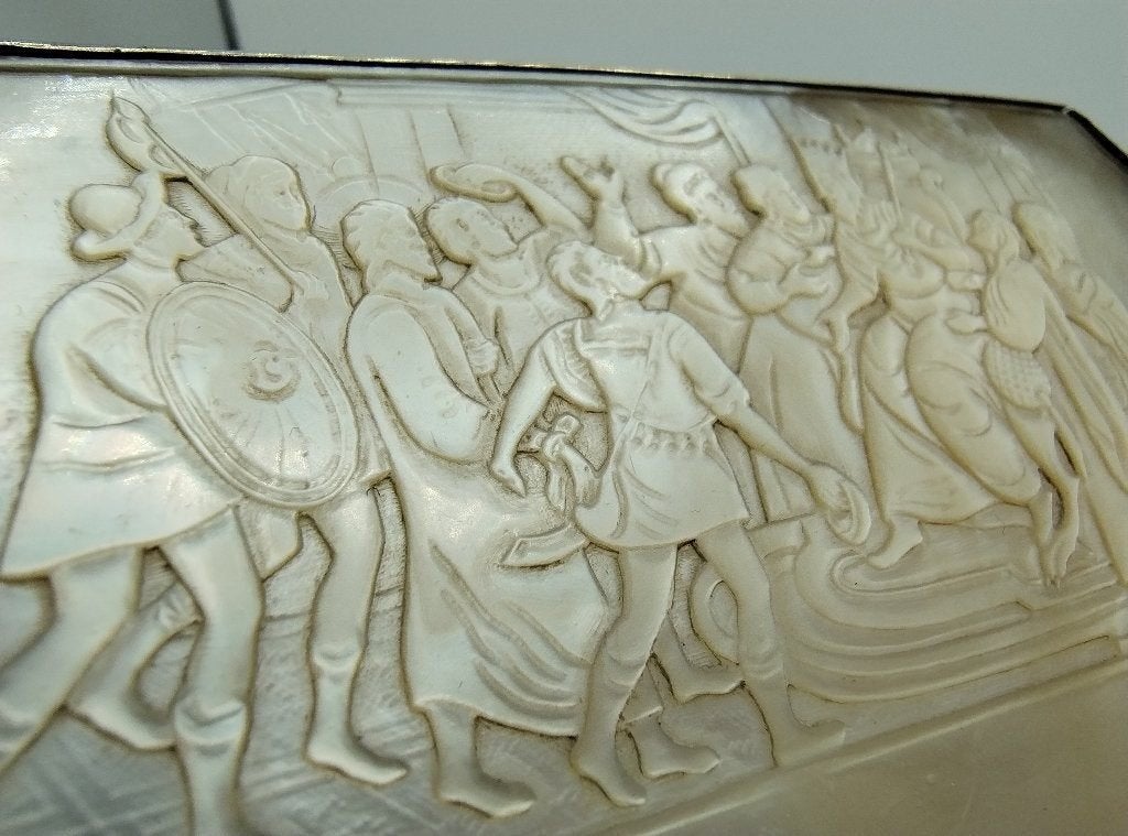 Zilveren tabaksdoos met Bijbelse afbeelding in parelmoer, Antiek en Kunst, Verzenden, Zilver