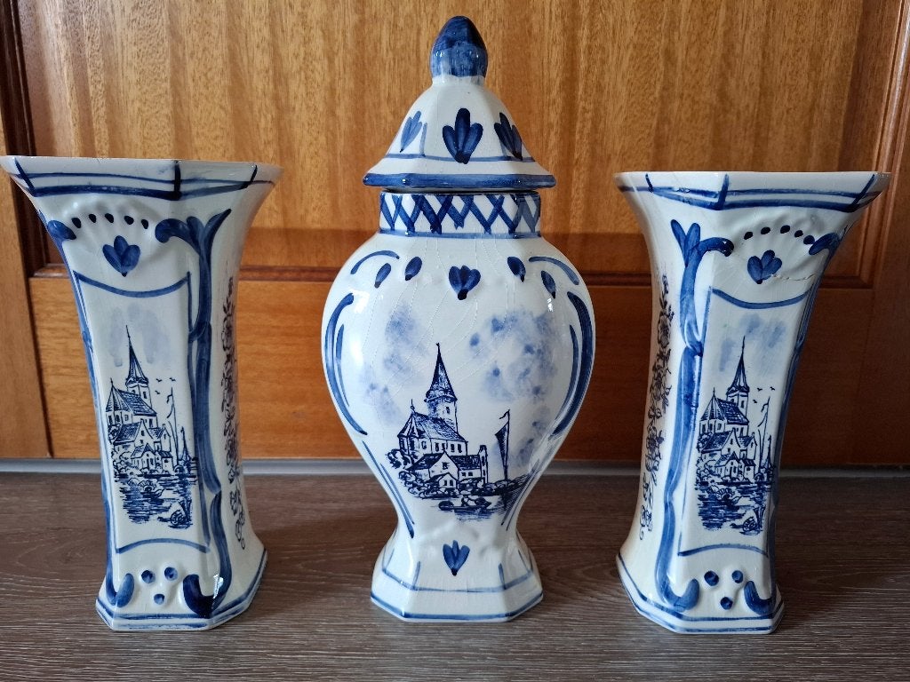 Antieke handgeschilderde vazen /kruiken met een kerk erop., Ophalen of Verzenden