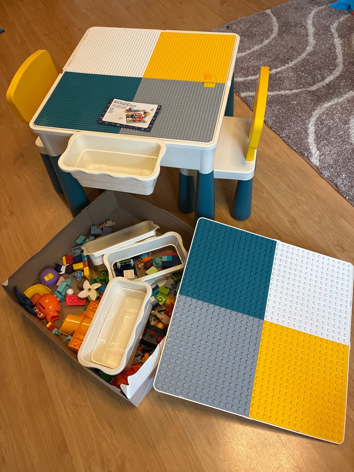 Lego en duplo speeltafel + stoelen en opbergbak+speelgoed