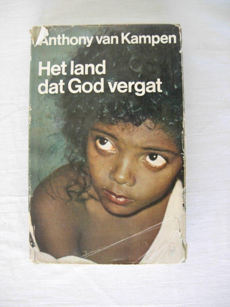 Anthony van Kampen Het Land dat God vergat 2x gesigneerd, Gelezen, Anthony van Kampen, Ophalen of Verzenden, Nederland